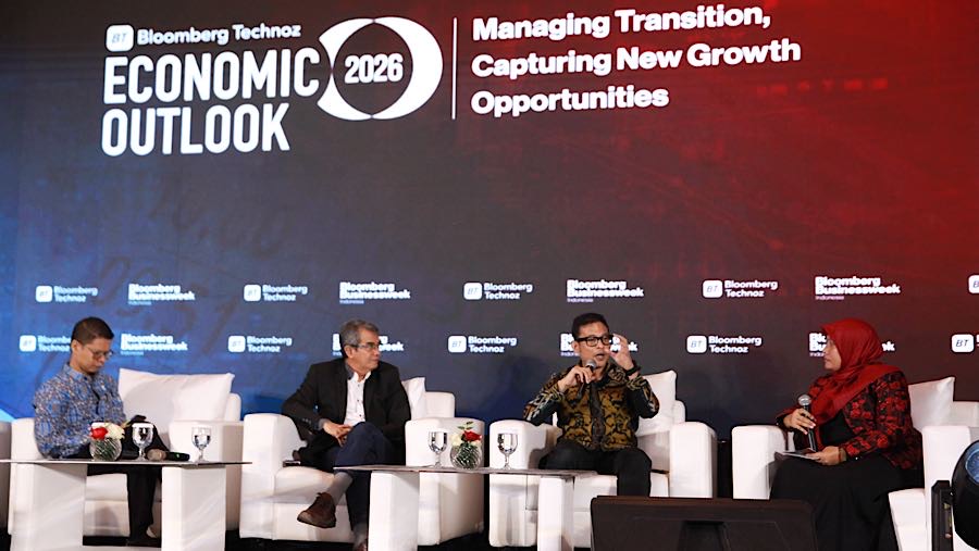 Anggota Tim Ahli Badan Komunikasi Pemerintah RI Fithra Faisal Hastiadi (kedua kanan) saat Bloomberg Technoz Economic Outlook 2026, Kamis (12/2/2026).