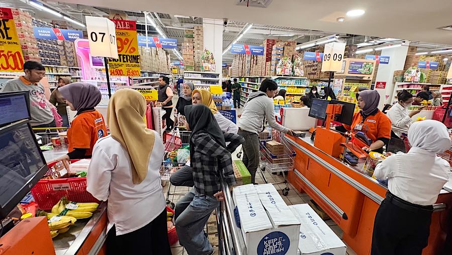 Ramainya pengunjung mengharuskan pihak ritel memperbanyak petugas kasir untuk mengurangi antrean pembayaran. (Bloomberg Technoz/Andrean Kristianto)