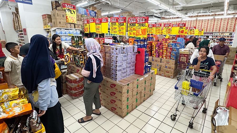 Pihak pengelola ritel turut memicu minat belanja warga dengan menawarkan berbagai program diskon. (Bloomberg Technoz/Andrean Kristianto)