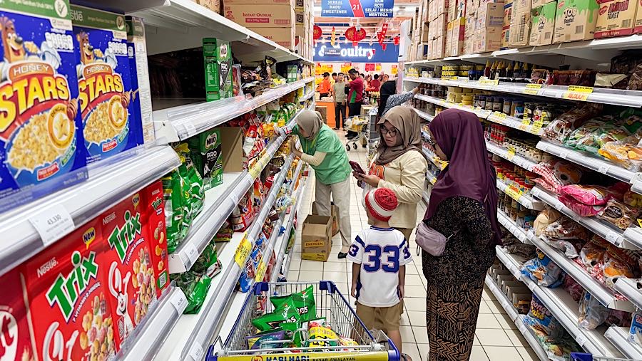 Para pengunjung terlihat antusias membeli beragam bahan makanan pokok mulai dari daging segar, sayuran, buah-buahan hingga makanan ringan.