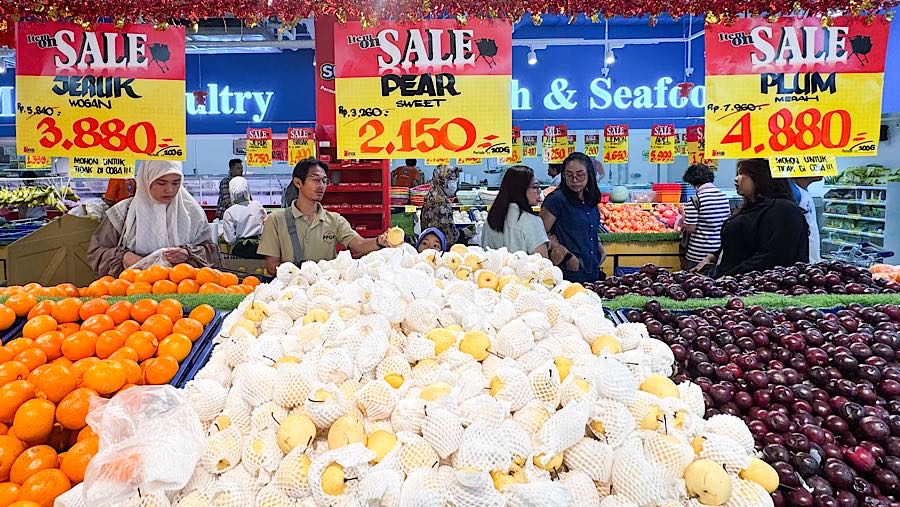 Ramainya pengunjung didominasi warga yang ini membeli kebutuhan saat puasa besok. (Bloomberg Technoz/Andrean Kristianto)