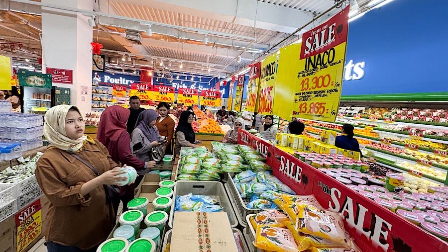 Memasuki bulan Ramadan, masyarakat memadati gerai ritel modern untuk memenuhi kebutuhan puasa. (Bloomberg Technoz/Andrean Kristianto)