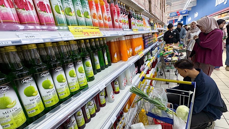 Salah satu yang dicari saat memasuki bulan Ramadan ialah sirup. (Bloomberg Technoz/Andrean Kristianto)