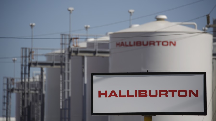 Papan nama Halliburton Co. dipajang di samping tangki penyimpanan di Port Fourchon, Louisiana, AS./Bloomberg-Luke Sharrett