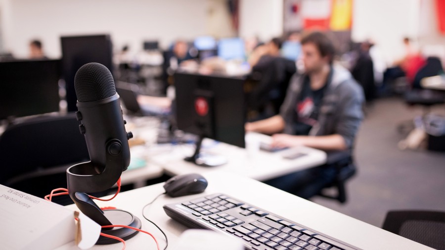 Ilustrasi menciptakan musik dan lirik dengan bantuan teknologi AI. Dok: Bloomberg