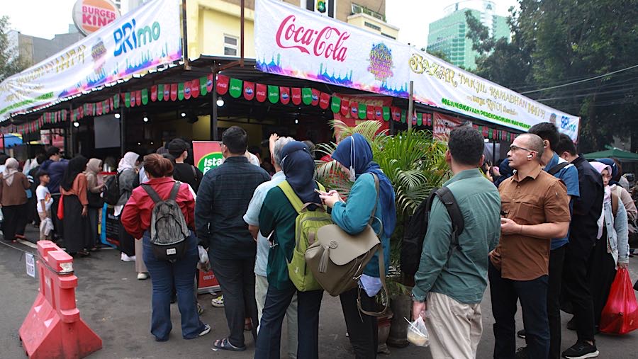 Berdasarkan pantauan antrean terlihat di sejumlah tenan makanan. Bloomberg Technoz/Andrean Kristianto)