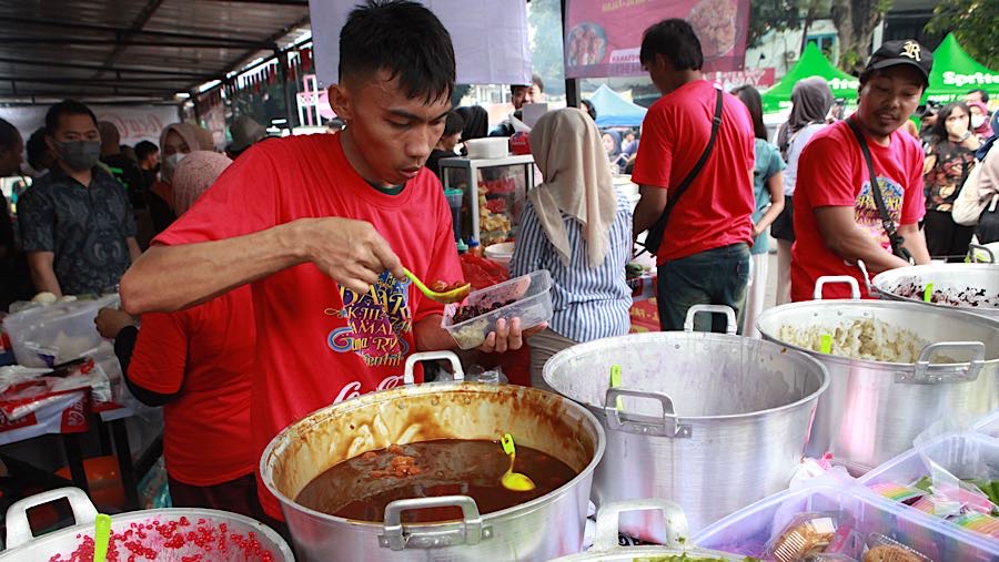 Penganan manis tradisional di salah satu tenant menjadi salah satu yang ramai. (Bloomberg Technoz/Andrean Kristianto)