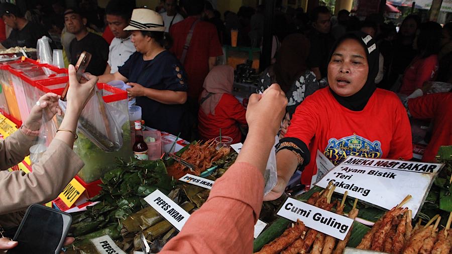Bazar takjil Benhil memang selalu menjadi primadona warga yang berburu takjil setiap tahunnya karena menyediakan berbagai makanan. (Bloomberg Technoz)
