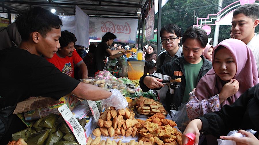 Selain itu, tenant penjual gorengan tampak tersebar di beberapa titik tenda. (Bloomberg Technoz/Andrean Kristianto)