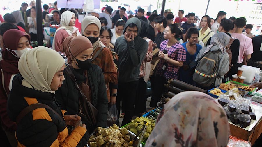 Pengunjung berdesakan di area tengah tenda yang menampung kurang lebih 50 pedagang. (Bloomberg Technoz/Andrean Kristianto)