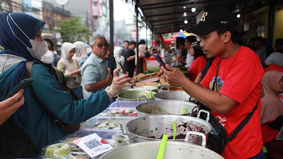 Ratusan warga mendatangi bazar takjil Ramadan RW 01 Bendungan Hilir (Benhil) untuk mencari hidangan berbuka puasa. (Bloomberg Technoz/Andrean K)