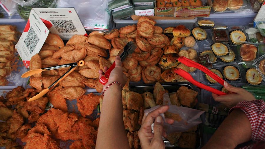 Selain itu penjual gorengan banyak diburu oleh pengunjung yang datang. (Bloomberg Technoz/Andrean Kristianto)