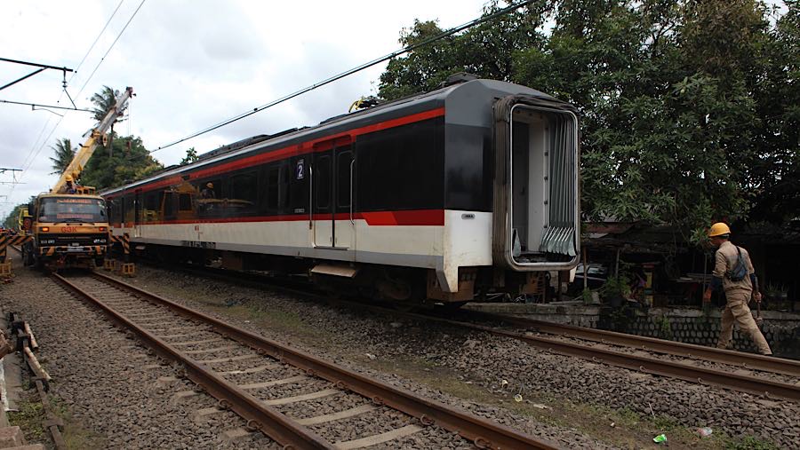 Saat ini proses evakuasi rangkaian Kereta Bandara Soekarno-Hatta No. 805-806A masih berlangsung. (Bloomberg Technoz/Andrean Kristianto)