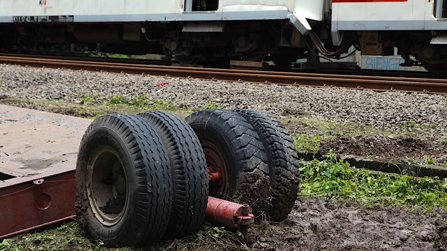 Kecelakaan ini bermula dari truk yang terjebak di tengah pelintasan akibat jeda antara bunyi sirene dan pergerakan palang pintu otomatis.