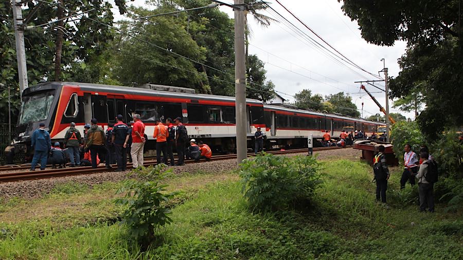 Kecelakaan terjadi melibatkan Kereta Bandara Soekarno-Hatta No. 805-806A dengan truk trailer di perlintasan Stasiun Poris (Bloombeg Technoz/Andrean K)
