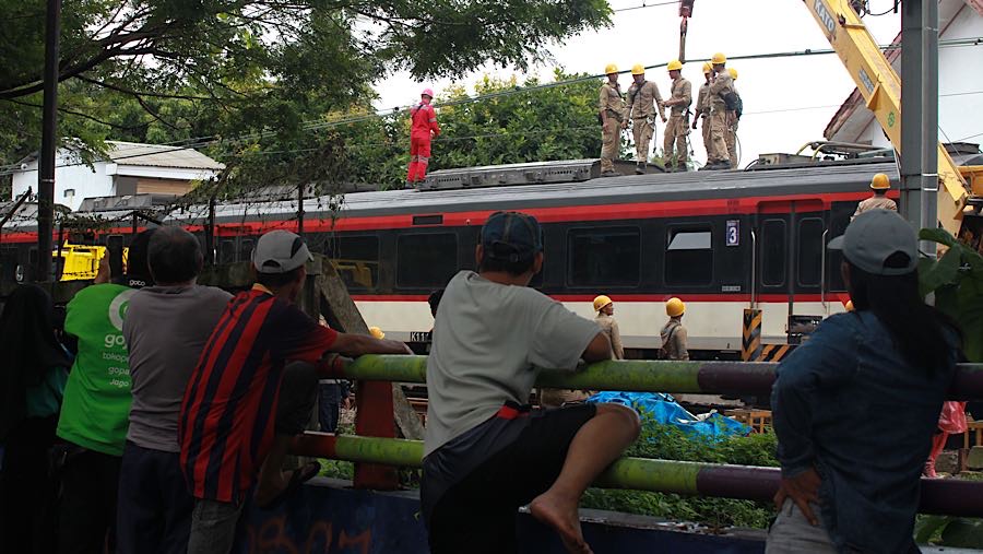 Insiden ini menjadi tontonan warga sekitar yang ingin tahu kondisi pasca kejadian. (Bloombeg Technoz/Andrean K)