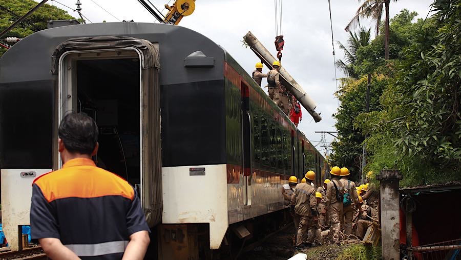 Kecelakaan ini sempat menggangu perjalanan Commuter Line yang melintas di kawasan tersebut. (Bloombeg Technoz/Andrean Kristianto)