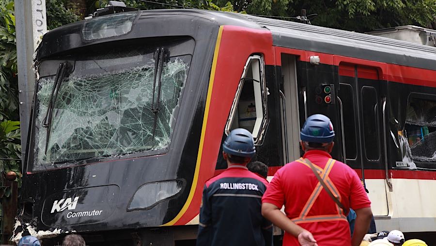 Kondisi kereta bandara terlihat kaca pecah dan keluar dari lintasan. (Bloombeg Technoz/Andrean K)