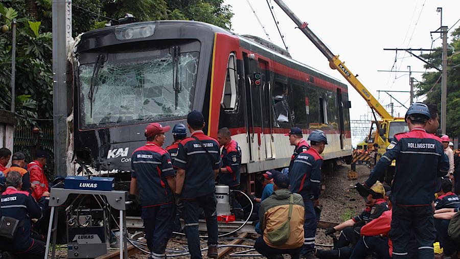 Petugas mengevakuasi rangkaian kereta api (KA) Bandara Soekarno-Hatta yang anjlok di Poris, Tangerang, Jumat (20/2/2026). (Bloombeg Technoz/Andrean K)