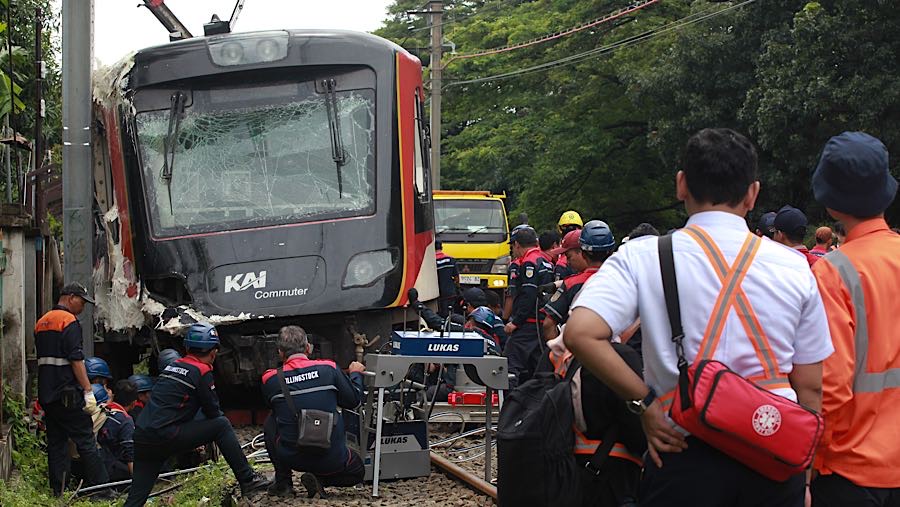 Petugas mengevakuasi rangkaian kereta api (KA) Bandara Soekarno-Hatta yang anjlok di Poris, Tangerang, Jumat (20/2/2026). (Bloombeg Technoz/Andrean K)