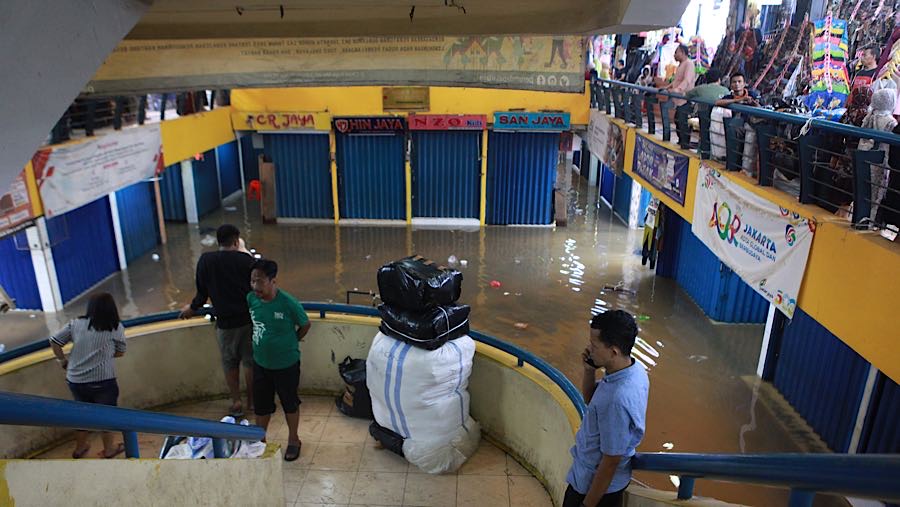 Suasana saat Pasar Cipulir tergenang air di Jakarta Selatan, Jumat (20/2/2026). (Bloombeg Technoz/Andrean Kristianto)