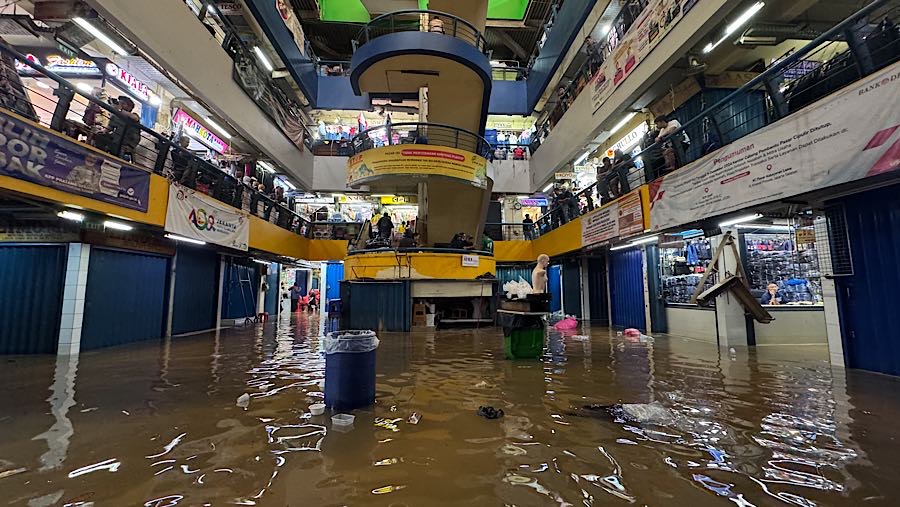 Genangan air di Pasar Cipulir bukan kali pertama, pada Januari lalu pasar ini juga terendam. (Bloombeg Technoz/Andrean Kristianto)