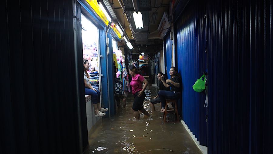 Akibat genangan air tersebut aktivitas pedagang menjadi terganggu. (Bloombeg Technoz/Andrean Kristianto)