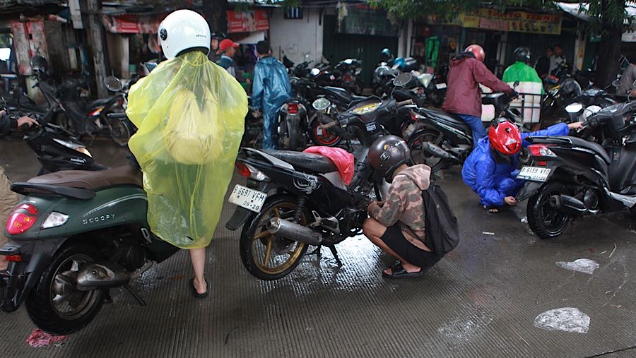 Tidak sedikit pengendara yang mengalami kendala mesin setelah berupaya melintasi titik banjir tersebut. (Bloombeg Technoz/Andrean Kristianto)