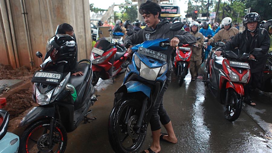Kondisi tersebut menyebabkan arus lalu lintas dari arah Ciledug menuju Cipulir mengalami ketersendatan. (Bloombeg Technoz/Andrean Kristianto)