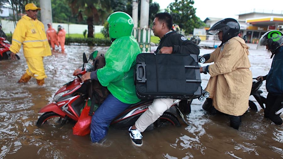 Hujan deras yang mengguyur wilayah Jakarta dan sekitarnya mengakibatkan genangan air di Jalan Ciledug Raya. (Bloombeg Technoz/Andrean Kristianto)