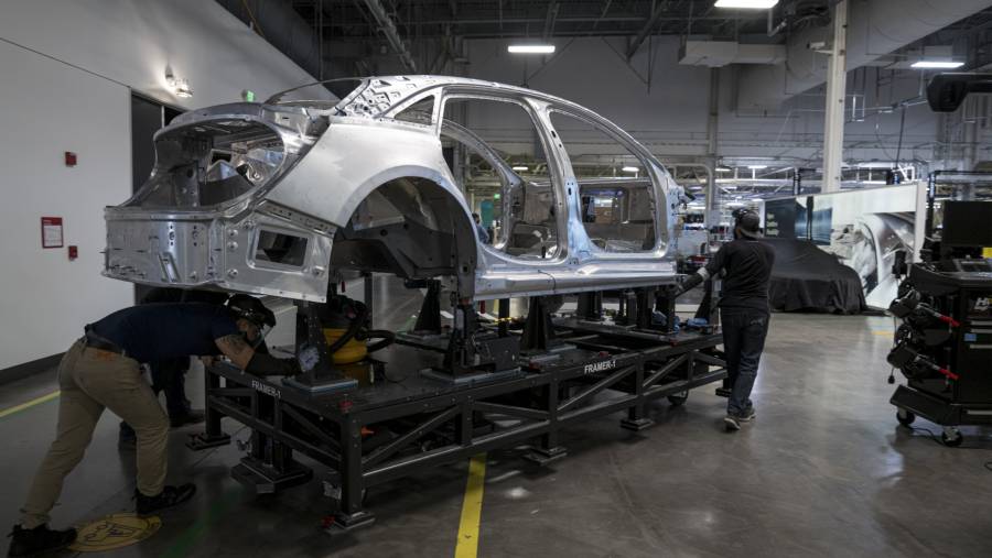 Manufaktur mobil listrik (EV). (Bloomberg)