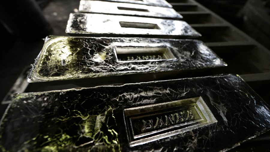 Ingot timah dibiarkan mengeras di dalam cetakannya di fasilitas pengolahan PT Timah di Mentok, Pulau Bangka./Bloomberg-Dimas Ardian