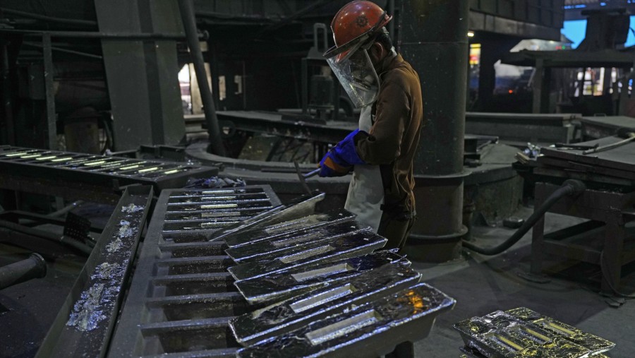 Para pekerja mencetak batangan murni atau ingot timah di pabrik timah PT Timah di Mentok, Pulau Bangka./Bloomberg-Dimas Ardian