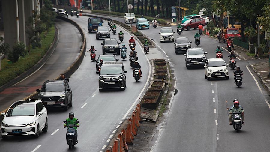 Kendaraan melintas di Jalan H. R. Rasuna Said, Jakarta, Senin (23/2/2026). (Bloomberg Technoz/Andrean Kristianto)