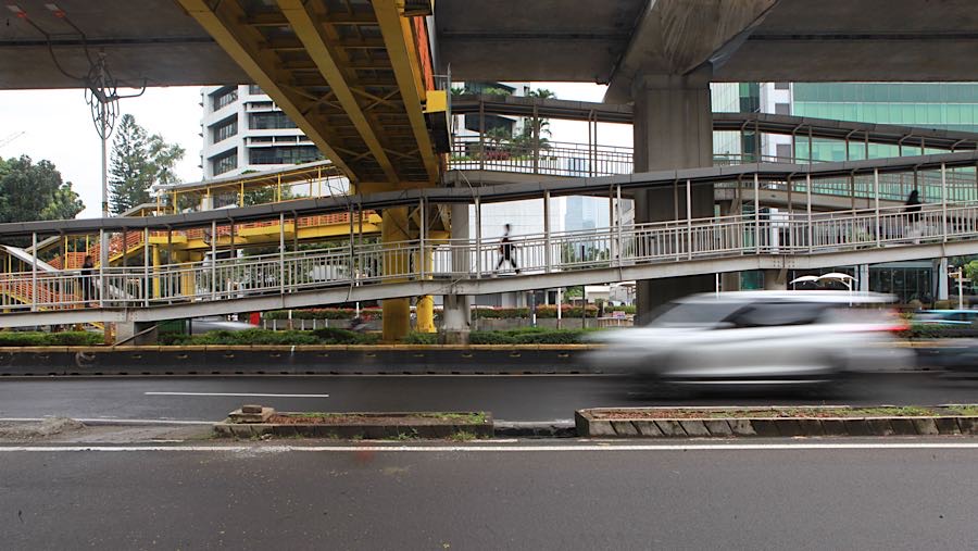Pembongkaran tiang monorel yang mangkrak dilakukan Pemprov DKI Jakarta pada Rabu (14/1/2026). (Bloomberg Technoz/Andrean Kristianto)