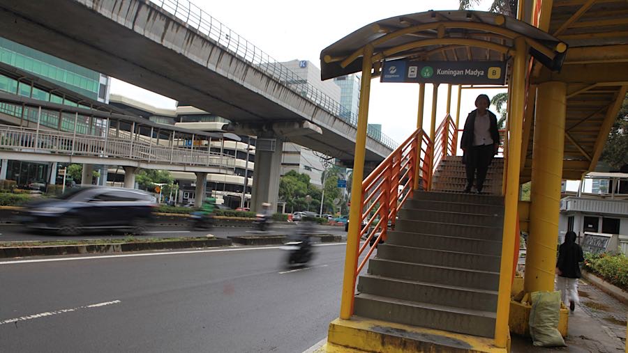 Tiang-tiang monorel yang dulu mangkrak telah dibongkar. (Bloomberg Technoz/Andrean Kristianto)