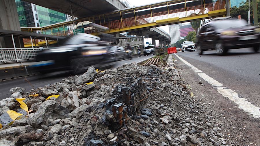 Hanya tersisa material pembongkaran di lokasi semula. (Bloomberg Technoz/Andrean Kristianto)