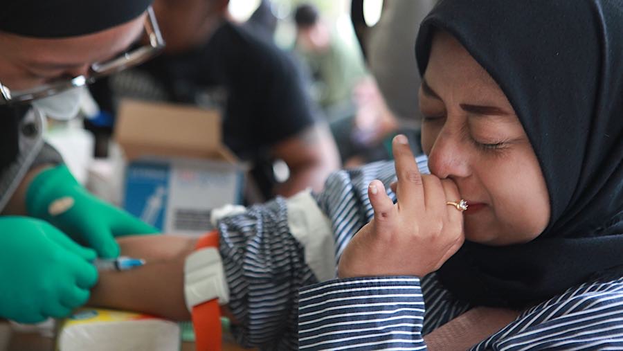 Selain itu pesera tidak diperkenankan mengikuti program jika memiliki tato permanen di area sensitif atau berisiko tinggi terhadap komplikasi medis.