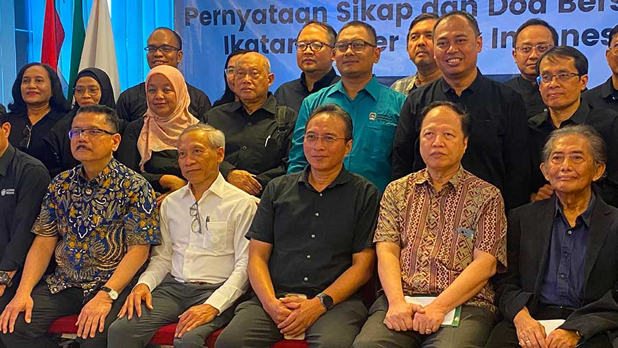 Ketua IdAi Dr Piprim Basarah (Pakai Baju Hitam) di Menteng, Jakarta Pusat, Senin (23/2). (Bloomberg Technoz/Dinda Decembria)