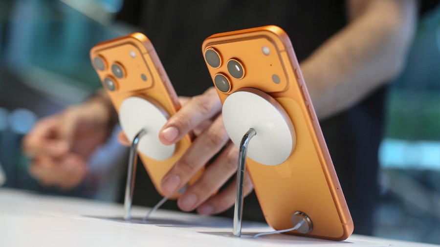 Etalase seri iPhone 17 Pro di Apple Store India. Dok: Dhiraj Singh/Bloomberg