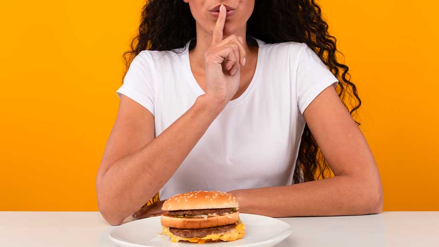 Ilustrasi mokel di bulan Ramadan (Envato)