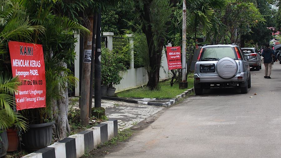 Penolakan tersebut karena lapangan padel tersebut menimbulkan kebisingan dan ramainya lalu lalang kendaran. (Bloomberg Technoz/Andrean Kristianto)