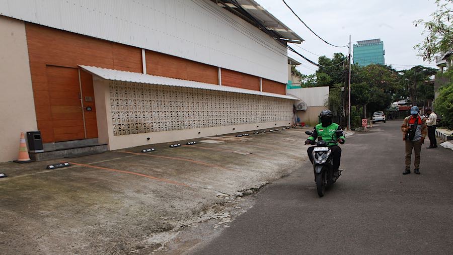 Lapangan padel yang beroperasi pada Oktober 2024 tersebut berdiri di 2 kavling rumah yang dimiliki warga sekitar. (Bloomberg Technoz/Andrean)