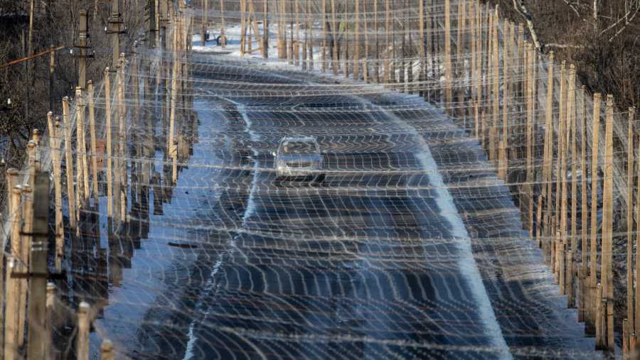 Jaring anti-drone di dekat garis depan di Izyum, Ukraina, 22 Februari. (Chris McGrath/Getty Images/Bloomberg)