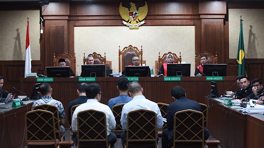 Para Amici menyatakan bahwa pemberantasan korupsi harus tetap dilakukan secara tegas, namun tidak boleh keluar dari prinsip dasar hukum pidana.