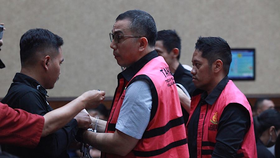 Terdakwa tata kelola minyak mentah Yoki Firnandi usai sidang lanjutan di Pengadilan Tipikor, Selasa (24/2/2026) (Bloomberg Technoz/Andrean Kristianto)