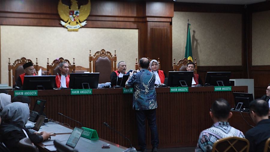 Para Amici dalam dokumennya juga menyoroti fenomena yang dikenal sebagai ‘kriminalisasi kebijakan’. (Bloomberg Technoz/Andrean Kristianto)