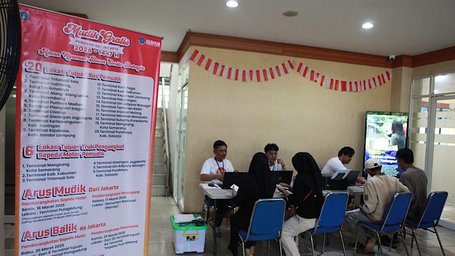 Calon pemudik gratis melakukan verifikasi data di Kantor Sudin Perhubungan Jakarta Selatan, Rabu (25/2/2026). (Bloomberg Technoz/Andrean Kristianto)