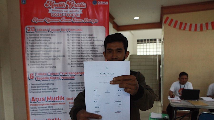 Dinas Perhubungan DKI Jakarta juga memfasilitasi pengangkutan sepeda motor pemudik menggunakan truk ke enam kota tujuan.