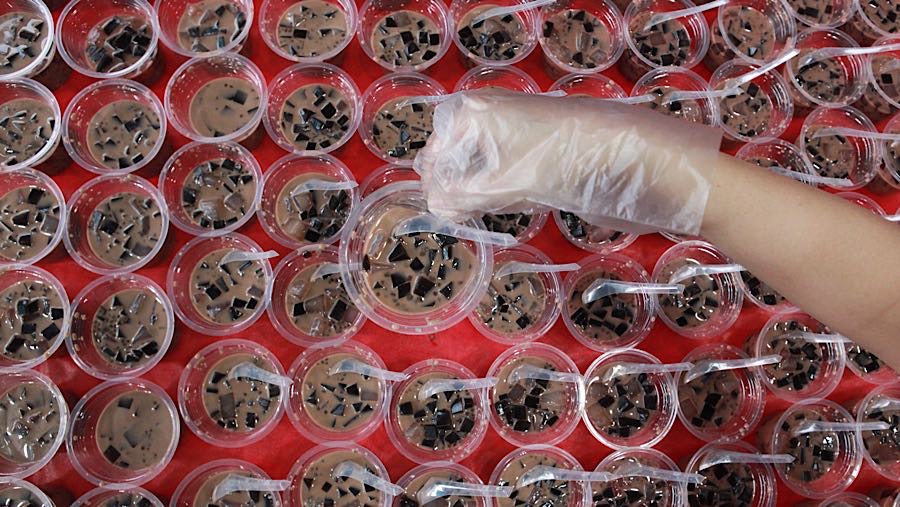 Para relawan tersebut sibuk menyiapkan makanan menjelang berbuka puasa. (Bloomberg Technoz/Andrean Kristianto)